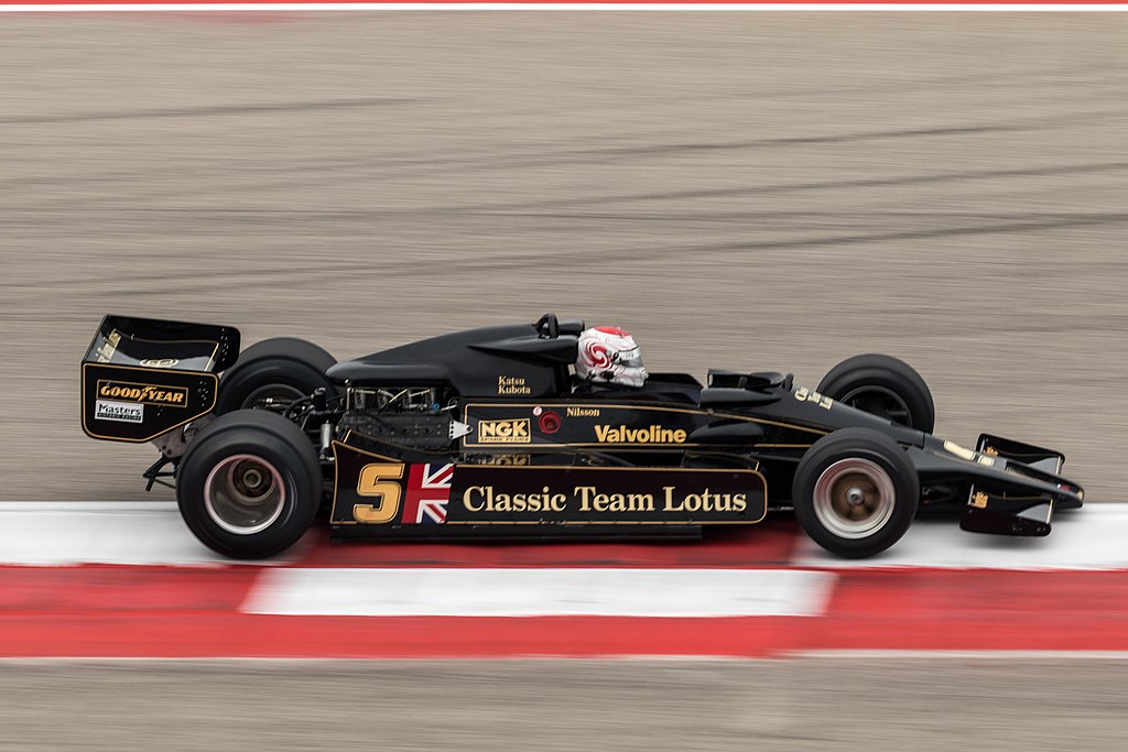 Foto: Lotus 78. Berhasil membuat downforce melalui ground effect. (Sumber: Wikipedia)